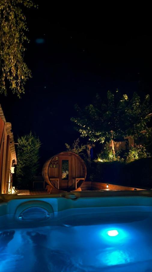 Gite De Charme 5 Etoiles Pour Couple Avec Sauna Et Jacuzzi Exterieurs Privatifs Peaugres Exterior photo